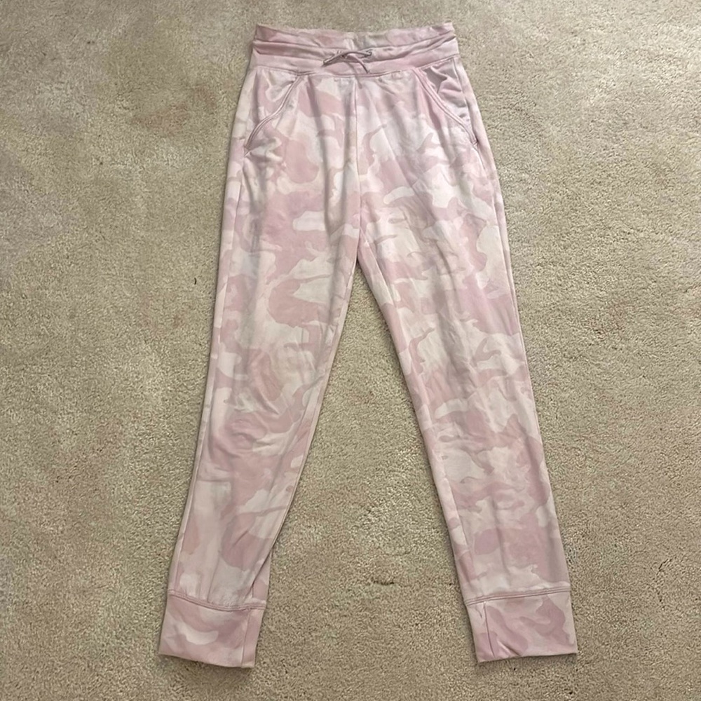 Super cute good condition light pink camo colored pants 💗